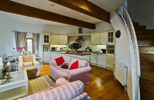 Bodorgan Apartamento | Melin Y Bont - a dog that sleeps 6 guests in 3 bedrooms