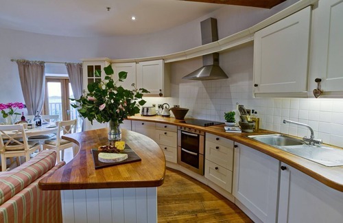 Bodorgan Apartamento | Melin Y Bont - a dog that sleeps 6 guests in 3 bedrooms