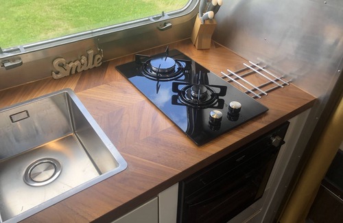 Atherstone Casa | Melissa Belle is a luxury, Vintage Airstream that is based in Etties Field