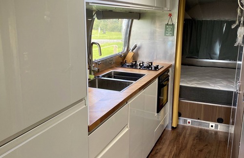 Atherstone Casa | Melissa Belle is a luxury, Vintage Airstream that is based in Etties Field