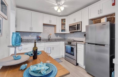 Gulfport Cabaña | Mellow Mermaid at Beach Relaxmore - ¡100 yardas de la playa!