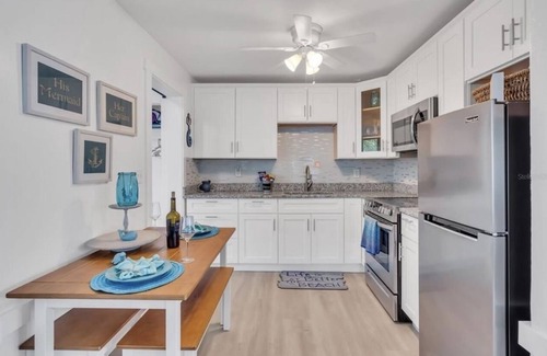 Gulfport Cabaña | Mellow Mermaid at Beach Relaxmore - ¡100 yardas de la playa!