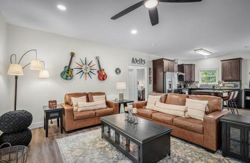 Fort Payne Casa | Melody Ridge Downtown with Fast WiFi, King Suite, Soaking Tub