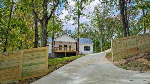 Fort Payne Casa | Melody Ridge Downtown with Fast WiFi, King Suite, Soaking Tub