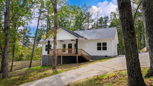 Fort Payne Casa | Melody Ridge Downtown with Fast WiFi, King Suite, Soaking Tub