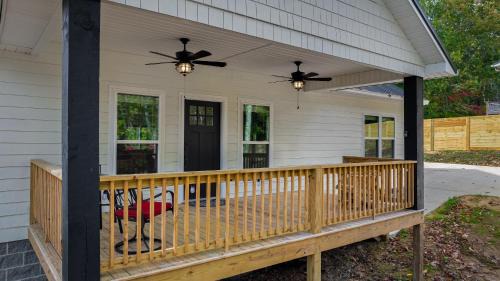 Fort Payne Casa | Melody Ridge Downtown with Fast WiFi, King Suite, Soaking Tub