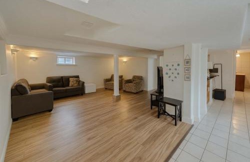 Saanich East Cama Y Desayuno | Melrose Place Poolside Hideaway Basement Suite Sleeps 6 plus