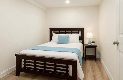 Saanich East Cama Y Desayuno | Melrose Place Poolside Hideaway Basement Suite Sleeps 6 plus