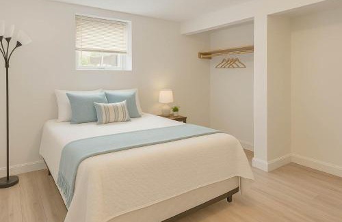 Saanich East Cama Y Desayuno | Melrose Place Poolside Hideaway Basement Suite Sleeps 6 plus