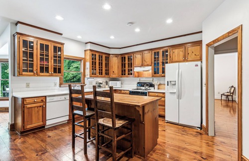 Dawsonville Casa | Melt away stress in the bubbling hot tub, or enjoy the tranquility of the lake.