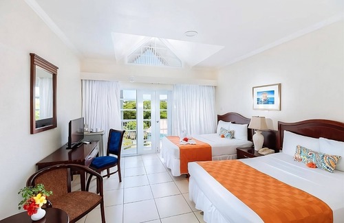 Rodney Bay Hotel | Memorable Getaway w/ Family! 4 Large Units for 16! Outdoor Pool, FREE Parking!
