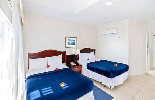 Rodney Bay Hotel | Memorable Getaway w/ Family! 4 Large Units for 16! Outdoor Pool, FREE Parking!