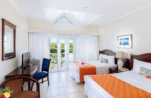 Rodney Bay Hotel | Memorable Getaway w/ Family! 4 Large Units for 16! Outdoor Pool, FREE Parking!