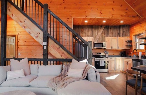 McArthur Cabina | Memories at Hillside | Modern Cabin Hocking Hills