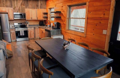McArthur Cabina | Memories at Hillside | Modern Cabin Hocking Hills