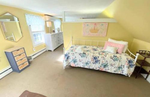East Falmouth Casa | Menauhant Beach Paradise