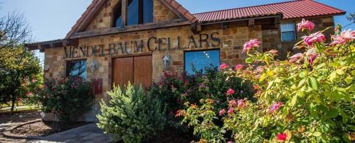Fredericksburg Casa | Mendelbaum - Peach Cabin