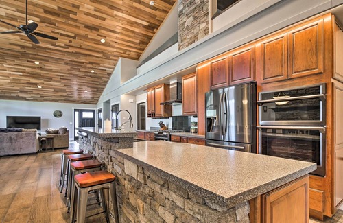 Juneau Apartamento | Mendenhall Valley Escape w/ Furnished Deck!
