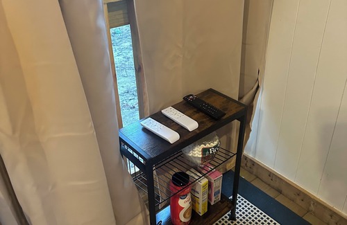 Mentone Alquiler De RV | Mentone glamping getaway in a private screened in cabin in charming Mentone