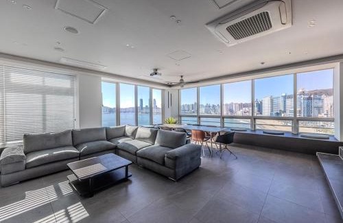 Suyeong-Gu Casa | Meomulda Ga Gwangan Poolvilla