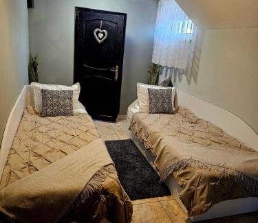 Albestii Paminteni Casa | Mera Holiday Inn
