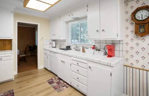 Merced Casa | "Merced Manor: Luxurious 6BR Home for Ultimate Comfort and Convenience"