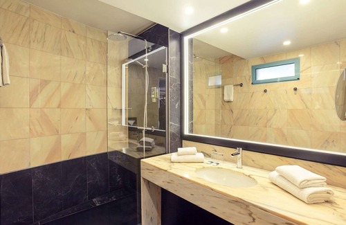 Les Puces de Saint-Ouen Hotel | Mercure Paris Saint-Ouen
