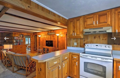 Meredith Cabaña | MEREDITH NECK LAKEFRONT COTTAGE.