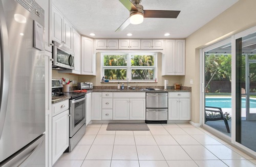 Old Jupiter Beach Road Cabaña | Mermaid Shack with pool 5 min to beach,venues,restaurants