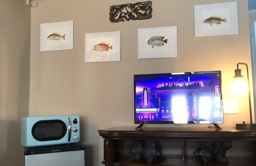 Englewood Apartamento | Mermaid Studio Apt. w/ Private Entrance *1 Mile from the Water! Pet Friendly!