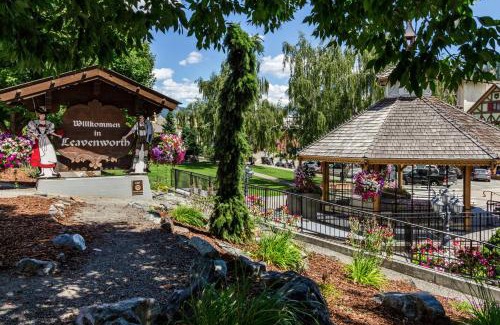 Leavenworth Casa | Merry Creekside Retreat