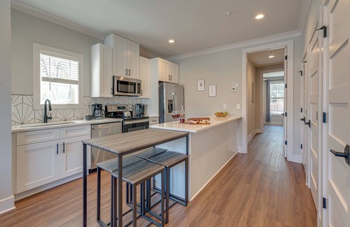 Melrose Cabaña | Merry Melrose -mins to Broadway- Sleeps 6
