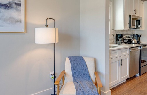 Melrose Cabaña | Merry Melrose -mins to Broadway- Sleeps 6