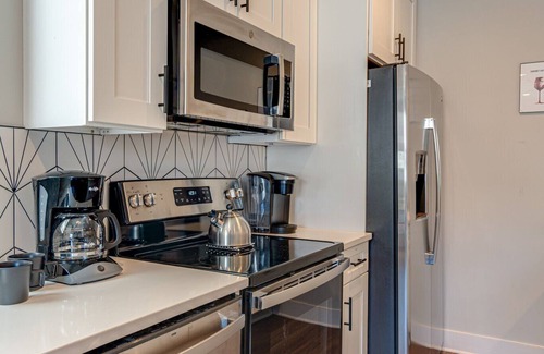 Melrose Cabaña | Merry Melrose -mins to Broadway- Sleeps 6