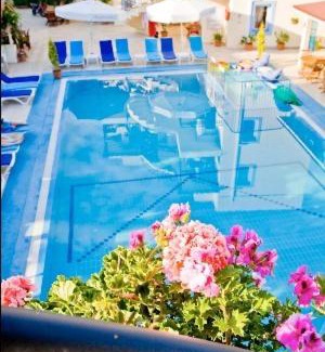 Bodrum City Center Apartamento | Merve Apartments, your home from home in central BODRUM, street cats frequent the property, not all apartments have balconies , ground floor have terrace with table and chairs