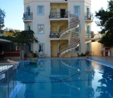 Bodrum City Center Apartamento | Merve Apartments, your home from home in central BODRUM, street cats frequent the property, not all apartments have balconies , ground floor have terrace with table and chairs