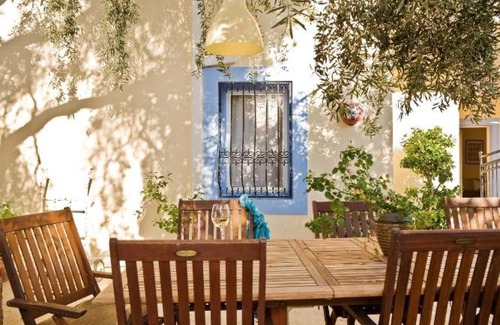 Bodrum City Center Apartamento | Merve Apartments, your home from home in central BODRUM, street cats frequent the property, not all apartments have balconies , ground floor have terrace with table and chairs