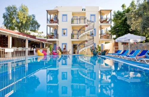 Bodrum City Center Apartamento | Merve Apartments, your home from home in central BODRUM, street cats frequent the property, not all apartments have balconies , ground floor have terrace with table and chairs