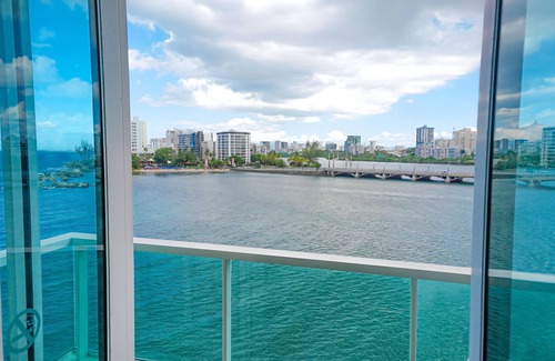 Puerta de Tierra Apartamento | Mesmerizing Ocean View King Bed Near Beaches