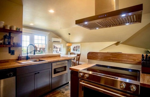 Mystic Apartamento | "Meteor": River View Penthouse in Downtown Mystic