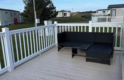 Lossiemouth Casa | Metres from the beach. Cosy, family friendly mobile home with decking.