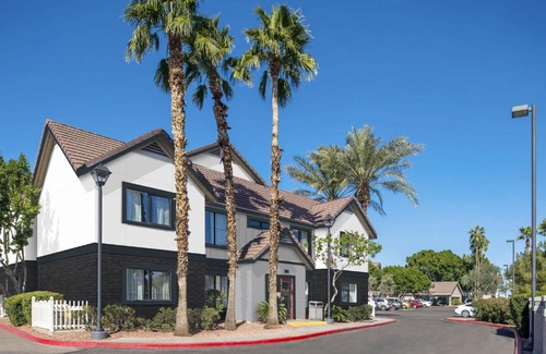 North Mountain Apartamento | Metro PHX Downstairs 2bd sleeps 6 modern design best location amenities