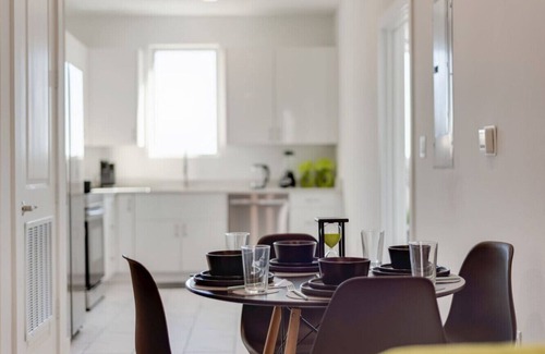Downtown Dallas Apartamento | Metro Sky 2BR I Parking I King Bed I Workspace