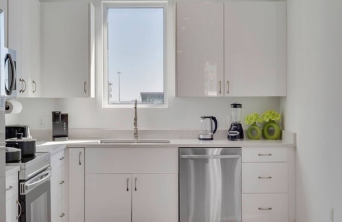 Downtown Dallas Apartamento | Metro Sky 2BR I Parking I King Bed I Workspace