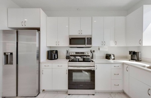 Downtown Dallas Apartamento | Metro Sky 2BR I Parking I King Bed I Workspace