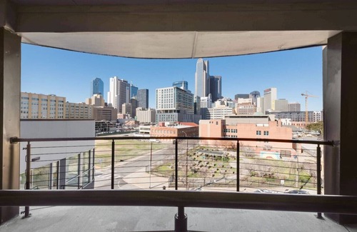 Downtown Dallas Apartamento | Metro Sky 2BR I Parking I King Bed I Workspace