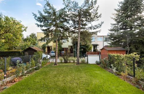 Targowek Apartamento | Metro Zacisze Fausta House with Garden