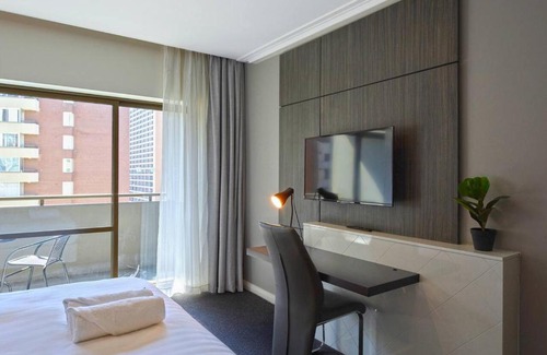 Chinatown Apartamento | Metropolis Queen Studio with Indoor Pool Balcony