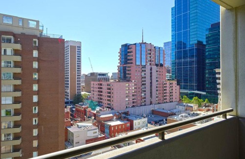 Chinatown Apartamento | Metropolis Queen Studio with Indoor Pool Balcony