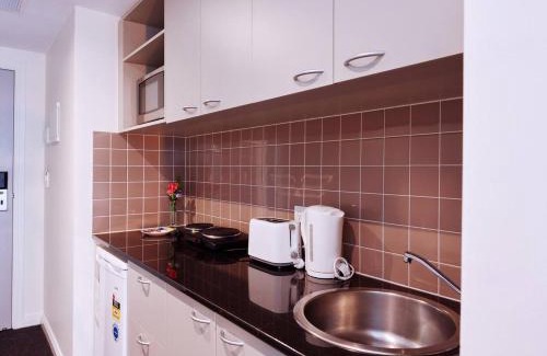 Chinatown Apartamento | Metropolis Queen Studio with Indoor Pool Balcony
